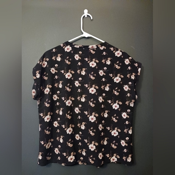FOREVER 21 MEDIUM BLACK FLORAL SHIRT SHORT SLEEVE - Picture 3 of 3